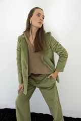 Pantalón de vestir verde oliva de corte recto.