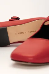 Zapato plano estilo Mary Jane de cuero negro, con punta fina y tira ajustable con hebilla sobre el empeine.