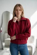 Campera de paño color marrón, con cuello alto, cierre frontal completo y cordones decorativos. Presenta bolsillos frontales con solapa y cierre a presión, y puños tejidos.