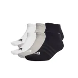 Pack de tres pares de medias Adidas al tobillo, acolchadas, con logo de la marca en el empeine. Un par blanco, un par gris y un par negro.