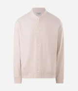 Campera bomber masculina de terciopelo cotelé color beige, con cuello redondo, mangas largas, cierre frontal de botones forrados, bolsillos laterales y terminaciones de elástico en puños y cintura.