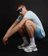 Bermuda deportiva masculina, color verde azulado con efecto degradé, cintura elástica con cordón de ajuste interno y forro de tela.