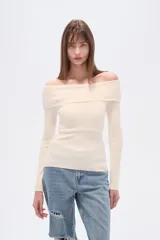 Top de manga larga confeccionado en viscosa, con diseño ajustado al cuerpo y escote recto tipo hombros caídos.