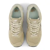 Championes urbanos New Balance modelo 574, color beige, confeccionados en gamuza y malla, con logo N característico en los laterales y entresuela ENCAP.