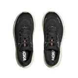 Championes de running Hoka Kaha 3 GTX de color negro, con suela gruesa beige y detalles en tono cobrizo, incluyendo el logotipo de la marca en el lateral.