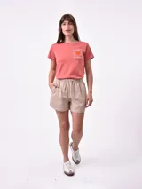 Short de jean oscuro, tiro alto, con cintura elástica fruncida y cordón ajustable. Presenta costuras en contraste y bolsillos laterales.