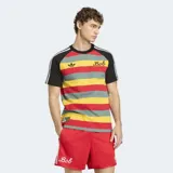Remera Adidas Originals de corte ajustado con diseño de rayas horizontales en colores rojo, amarillo y verde. Presenta mangas cortas negras con las icónicas tres tiras blancas en los hombros, cuello redondo negro, logo del trébol bordado en el pecho y la inscripción 'Bob' en tipografía cursiva.