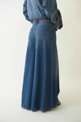 Pantalón palazo de denim azul, de tiro alto y corte amplio.