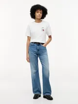 Remera de corte regular confeccionada en puro algodón, con cuello redondo acanalado. Presenta un diseño minimalista con el logo de la colaboración entre Tommy Hilfiger y Cadillac Formula 1 Team estampado en el pecho.