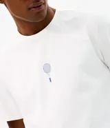 Remera deportiva de hombre color blanco, confeccionada en poliamida con tecnología dry de secado rápido, cuello redondo y mangas cortas. Cuenta con un pequeño estampado localizado en el pecho.