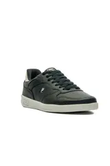Championes deportivos Fila Revenge, color blanco con detalles en azul marino y rojo, de estilo urbano y clásico.
