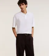 Pantalón masculino wide leg color marrón oscuro, con cintura con trabillas, cierre invisible, bolsillos laterales y frisos.