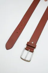 Cinto marrón de cuero con hebilla metálica plateada.