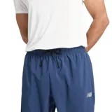 Pantalón de jogging New Balance, color azul marino, con cintura elástica ajustable mediante cordón, puños elásticos en los tobillos y logo de la marca bordado en la pierna izquierda.