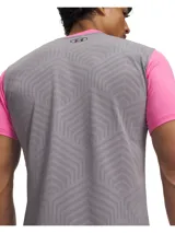 Remera deportiva Under Armour de manga corta, modelo M Challenger Pro SS, en color rosado con paneles laterales grises texturizados y cuello redondo.