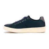 Zapato casual acordonado de hombre, color azul marino, estilo zapatilla urbana con suela gruesa color crema.