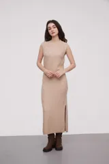 Vestido midi beige con estampado de damero, cuello alto y sin mangas.