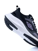 Championes deportivos Umbro modelo Boltalk, color blanco con detalles en verde agua y suela naranja. Presentan un diseño de malla transpirable y entresuela con amortiguación.