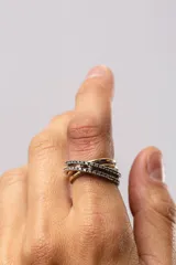 Anillo de plata 925 con dublé de oro y circonias blancas, compuesto por tres aros entrelazados.