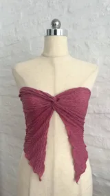 Top color lila con diseño de mariposa y tirantes finos.