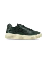 Sneakers de mujer con diseño de imitación piel de reptil en tonos verdes, cordones negros y suela gruesa texturizada de color marfil.