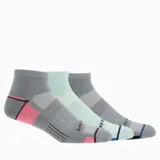 Pack de tres pares de medias cortas de corte deportivo, con diseño técnico que incluye zonas de refuerzo y ajuste elástico. Presentan combinaciones de colores gris, menta y detalles en rosa y azul.