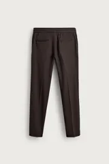 Pantalón regular fit color negro de tejido con viscosa, con cintura elástica ajustable con cordón, bolsillos frontales y traseros.