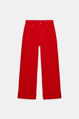 Pantalón jeans de tiro medio, corte baggy y diseño relaxed leg de color rojo con bajo acabado en vuelta. Cuenta con cinco bolsillos, trabillas para cinturón y cierre frontal con cremallera y botón.