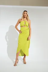 Pollera midi fucsia con corte irregular, abertura lateral y sistema de ajuste envolvente con lazo.