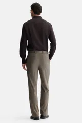 Camisa de vestir color marrón oscuro, de corte slim fit, con cuello inglés, tapeta clásica de botones y mangas largas con puños ajustables.