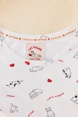 Camisón de algodón blanco con estampado de gatitos y corazones rojos, de corte holgado y manga corta.