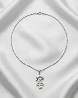 Dije de acero inoxidable con diseño de silueta de niña en relieve.