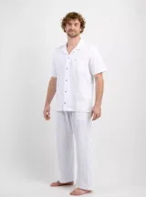 Pantalón O’Neill de bambula color blanco, de corte recto con cintura elástica ajustable mediante cordón y bolsillos laterales amplios.