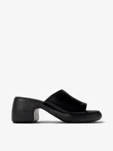 Zueco de cuero vacuno color negro, con plataforma y taco ancho.