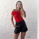 Body rojo con escote off-shoulder y mangas cortas con frunces.