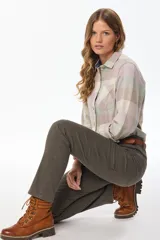 Pantalón cargo color beige, con bolsillos laterales y corte recto.