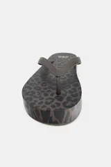 Sandalia plana tipo ojota con plataforma baja, estampado animal print de leopardo en tonos marrones y tiras finas marrones para el dedo.