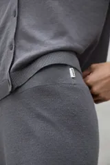 Pantalón gris de lino, de pierna ancha y cintura elástica.