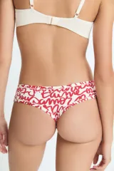 Bombacha tipo culotte con estampado de letras en color rojo sobre fondo crema. Confeccionada en poliamida y elastano con forro de algodón.