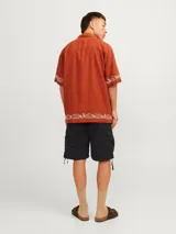 Short cargo negro de Jack & Jones con corte relajado y cierre con cremallera. Confeccionado en tejido de sarga de algodón.