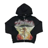 Campera con capucha de felpa negra, con cierre frontal completo y bolsillos estilo canguro. Presenta un gran estampado gráfico frontal de un querubín con alas y arco, acompañado por la palabra 'Emotion' delineada con aplicaciones de pedrería brillante.