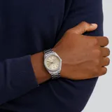 Reloj Casio plateado con esfera dorada, caja de acero inoxidable de 38mm y resistencia al agua de 50m.