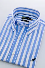 Camisa de hombre marca Club House, de corte clásico, con cuello button down, manga larga y estampado a rayas verticales azules y blancas. Tiene un bolsillo en el pecho con un logo bordado de un pájaro.