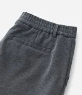 Pantalón de sastrería corte skinny, color gris, con trabillas en la cintura, cierre de botón y cremallera, y bolsillos laterales. Confeccionado con tecnología performance que ofrece secado rápido y resistencia a las arrugas.