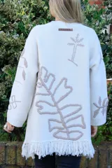 Sacón negro de algodón con flecos y bordados a mano de motivos tropicales en frente, espalda y mangas.