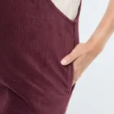 Enterito largo de pana color borgoña, con tirantes anchos y bolsillos laterales.