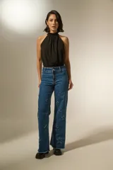 Body negro sin mangas con cuello halter, diseño con frunces en el frente y ajuste al cuerpo.