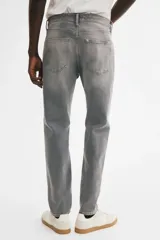 Jean de corte ajustado en denim de algodón con elastano, color gris con efecto deslavado y diseño clásico de cinco bolsillos.