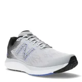 Championes de running New Balance modelo Fresh Foam 680 V7, color gris con detalles en negro y azul. Presentan malla transpirable en la parte superior, logo N lateral con diseño moteado y suela con tecnología de amortiguación.