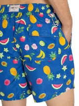 Short de baño azul con estampado tropical de frutas, cintura elástica con cordón ajustable gris y bolsillos laterales.